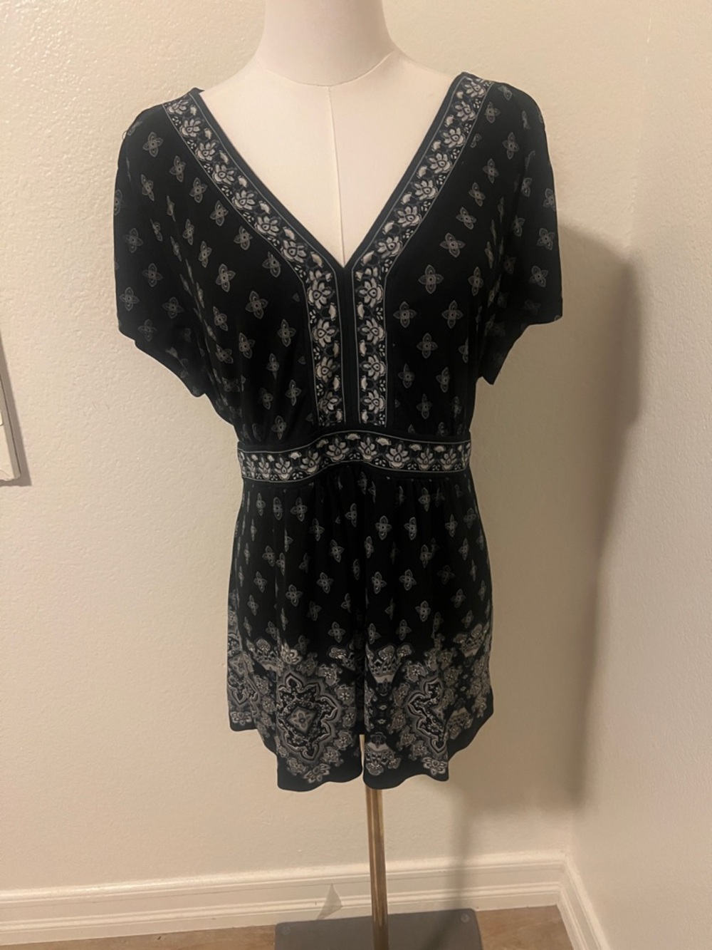 Apt. 9 Black and White Printed V-Neck Short Sleeve Tunic